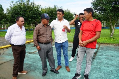 Ángel Iza, padre del teniente José Luis Iza, llegó al Centro Forense de Lago Agrio para los trámites de ley.