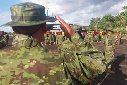 Los féretros de los 11 soldados asesinados en Alto Punino (Orellana) fueron llevados a Quito desde el aeropuerto de Lago Agrio.