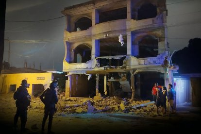 Una vivienda de tres pisos fue el blanco principal del ataque.