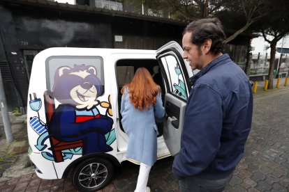 El pequeño auto incluso puede ayudar con el equipaje de turistas en hoteles.