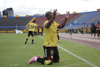 Gabriel Cortez en el festejo de gol para Barcelona ante Universidad Católica en Quito