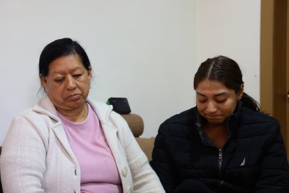 Rosa Reisancho (la madre) y Pamela Torres (la novia) lloran la muerte del soldado.