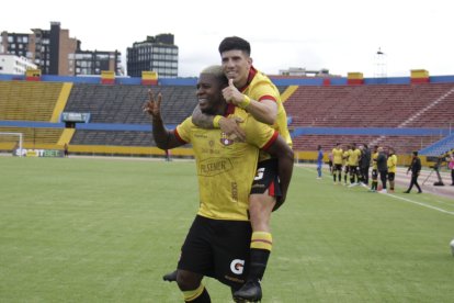 Gabriel Cortez y Braian Oyola festejando el gol de Barcelona SC.