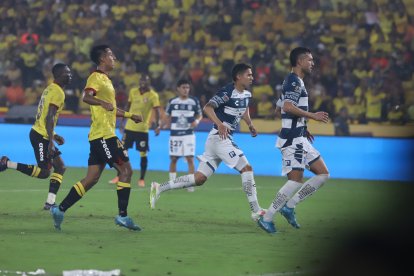 Pablo Calle (i) jugó y anotó contra Pachuca en la Noche Centenario de Barcelona