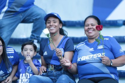 La celebración del Día de la Madre no faltó en los hinchas azules.