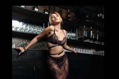 El juego de tiras cut out y el encaje de la falda convierten este look en un manifiesto de seducción y estilo.