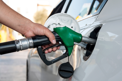 En mayo, el precio de la gasolina en Ecuador es menor.