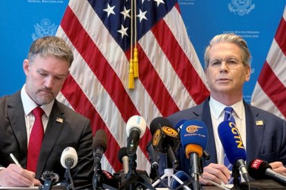 El secretario del Tesoro de Estados Unidos, Scott Bessent, y el representante comercial de Estados Unidos, Jamieson Greer, en una conferencia de prensa después de las conversaciones con China.