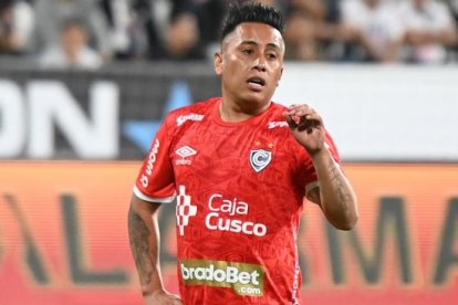Christian Cueva juega como atacante en Cienciano.