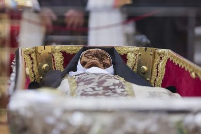 Después de 111 años, el cuerpo incorrupto de Santa Teresa fue expuesto al público