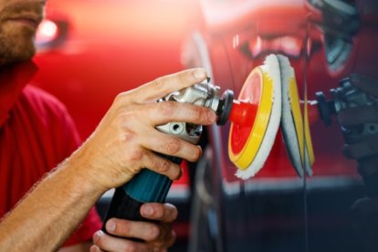 Para obtener mejores resultados se puede utilizar una máquina para encerar.