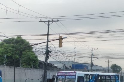 uno de los vehículos terminó volcado tras el impacto.