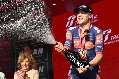 Casper van Uden del equipo Picnic Postnl fue la sorpresa al ganar la etapa 4.