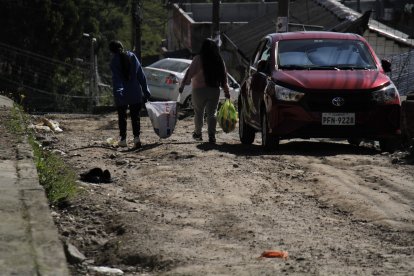 Solo cuando no llueve algunas personas logran ingresar con sus vehículos.