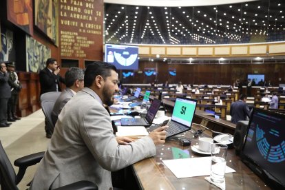 Otto Vera (PSC) fue el encargado de presentar la terna en el Pleno.