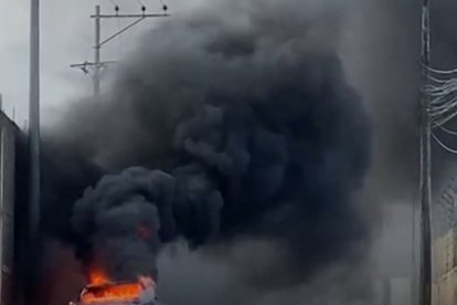 Vehículos fueron incinerados en Manta.