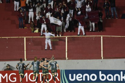 El festejo de los jugadores de Mushuc Runa junto a su hinchada.