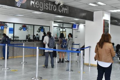 Usuarios reportan demoras de hasta cuatro meses para obtener sus documentos de identidad en Ecuador.