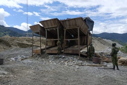 Zona intervenida en la confluencia de los ríos Yacuambí y Zamora, impactada por minería ilegal.