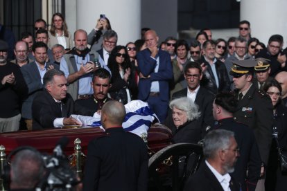 El féretro de Mujica fue llevado hasta el Palacio de Montevideo. Allí lo acompañaron su esposa, Lucía Topolansku, y el actual presidente, Yamandú Orsi.