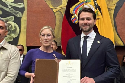 La directora de la sesión de instalación Annabella Azín toma de juramento a Niels Olsen como presidente de la Asamblea Nacional.