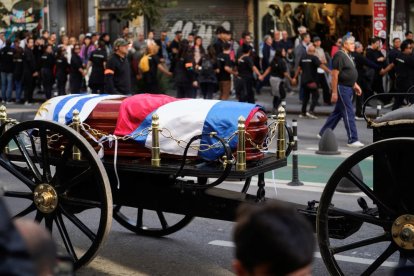 Cortejo fúnebre de José Mujica avanza por el centro de Montevideo en medio de aplausos y homenajes.