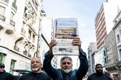 Ciudadanos uruguayos rinden tributo a su expresidente en una jornada cargada de simbolismo.