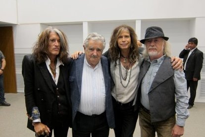 Mujica e integrantes de Aerosmith se tomaron una foto durante el encuentro.