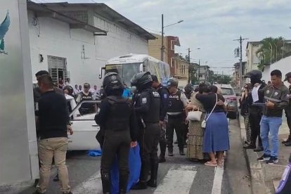 Las familias del fallecido llegó al sitio y tras confirmar el hecho rompieron en llanto.