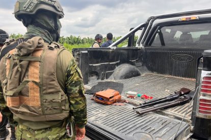 Los sujetos estaban con capuchas y armas de fuego. Una persona fue aprehendida.