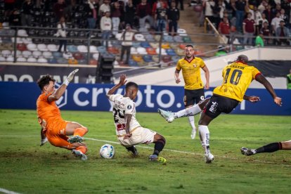 Felipe Caicedo ingresó en el segundo tiempo para reforzar la delantera torera.