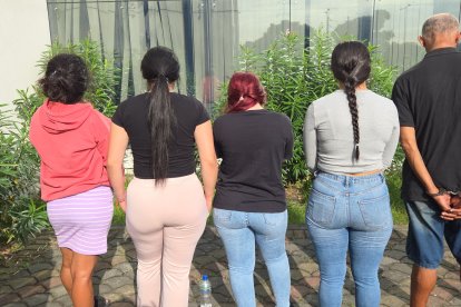 Las mujeres detenidas durante el operativo.