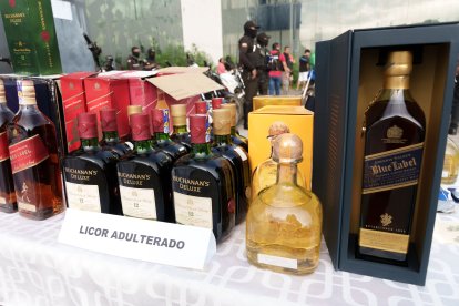 Licores adulterados como evidencias.