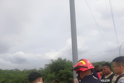 Policías evitaron una tragedia en Esmeraldas.