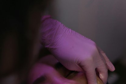 Evita el dolor y la sensibilidad dental con una buena higiene bucal.