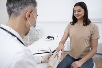 Doctor realiza chequeo médico para evitar futuras dolencias de su paciente.