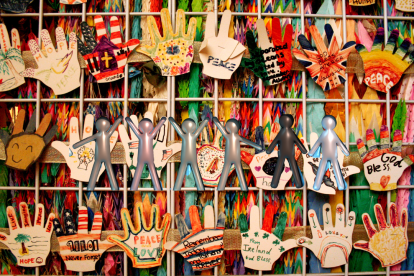 La convivencia pacífica se construye con pequeños gestos de respeto y comprensión mutua.