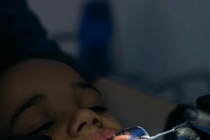 Los menores deben ir a chequeos dentales periodicamente.