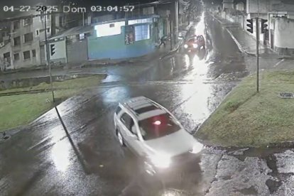 El vehículo sin placas se dirigió al sur de la ciudad luego del robo.