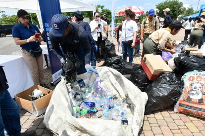 Recicladores de base clasifican manualmente materiales reutilizables, siendo el pilar esencial del reciclaje en Ecuador.