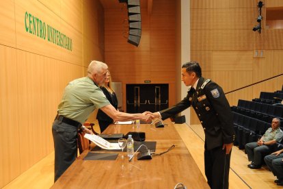 El servidor policial combina su práctica de atletismo con su trabajo.