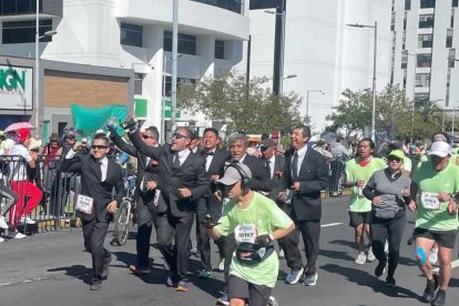 Con un grupo de amigos compite en terno en Quito.