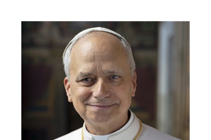 El papa León XIV aparece llevando su cruz relicario con los santos agustinos.