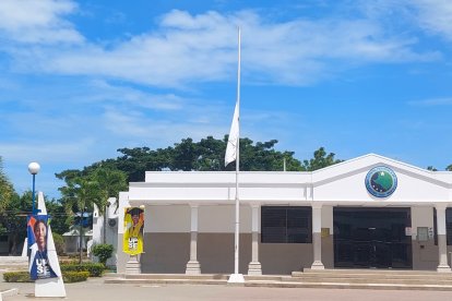 La bandera de la Universidad luce a media asta en señal de duelo.