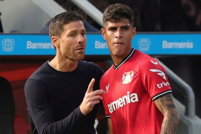 Xabi Alonso potenció el juego de Piero Hincapié.