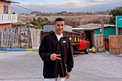 La víctima tenía 24 años y estaba en la cancha del sector.