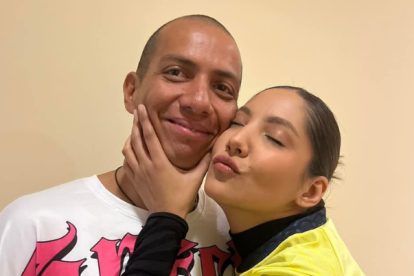 Rostro Económico junto a la infuencer Gigi Mieles.