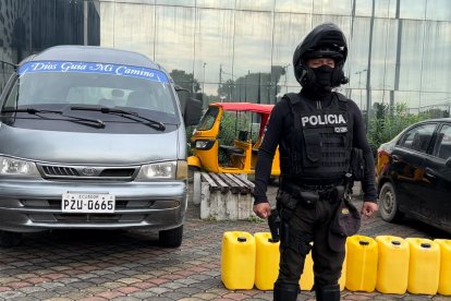 Dos carros fueron decomisados por la Policía Nacional.