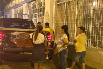 Los restos de Óscar Troya fueron trasladados a la morgue.