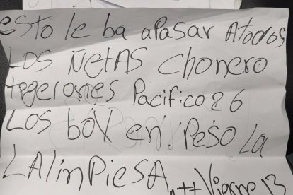 Este es uno de los panfletos con amenazas que dejaron los criminales.